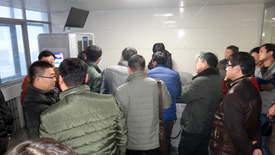 眾人參觀體驗鄢陵中醫院外星艙脊柱疼痛智能康復系統/非手術脊柱減壓系統